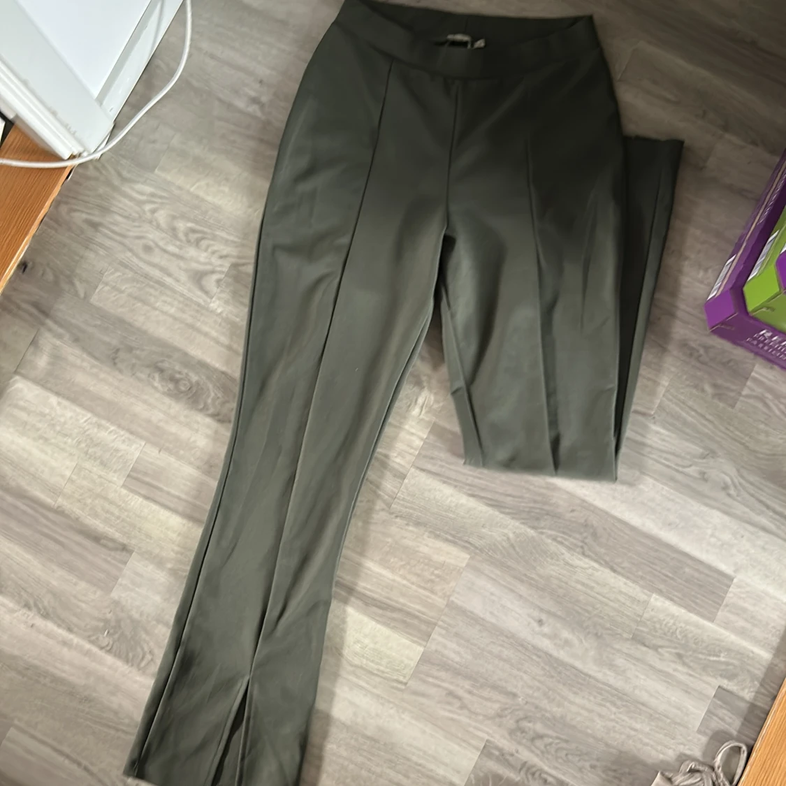 Mörkgröna kostymbyxor från NLY Trend