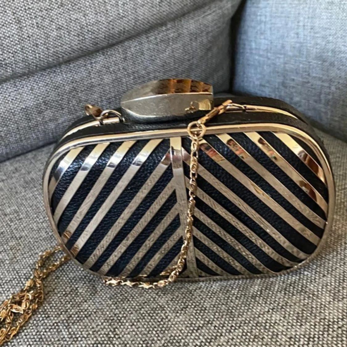 Svart och guld randig kuvertväska - 2