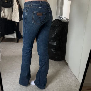 Wrangler jeans - Säljer dessa lågmidjade wrangler jeansen från 19-talet. Dem är i bra skick men har lite slitningar nere vid vardera fot. Storleken är W28 L36 och jag har oftadt storlek S samt är 178 lång. 