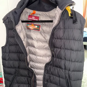 Parajumper väst - Säljer en svart dunväst från Parajumpers pga att den inte kommer till användning. Den köptes för 4500 kr,  jag säljer den för 3800 kr, kan eventuellt gå ner till 3500 vid snabb affär och seriös köpare. Den är i bra skick, inga större täcken av användning på västen. Vid flera frågor så kan ni bara skriva till mig.
