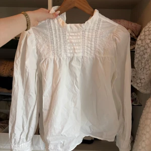 Vit blus  - Från zara och ser ut som Isabel marant, använt typ 2 gånger och köpt för 2 år sedan💕Med lite puffärmar och lite högre hals!
