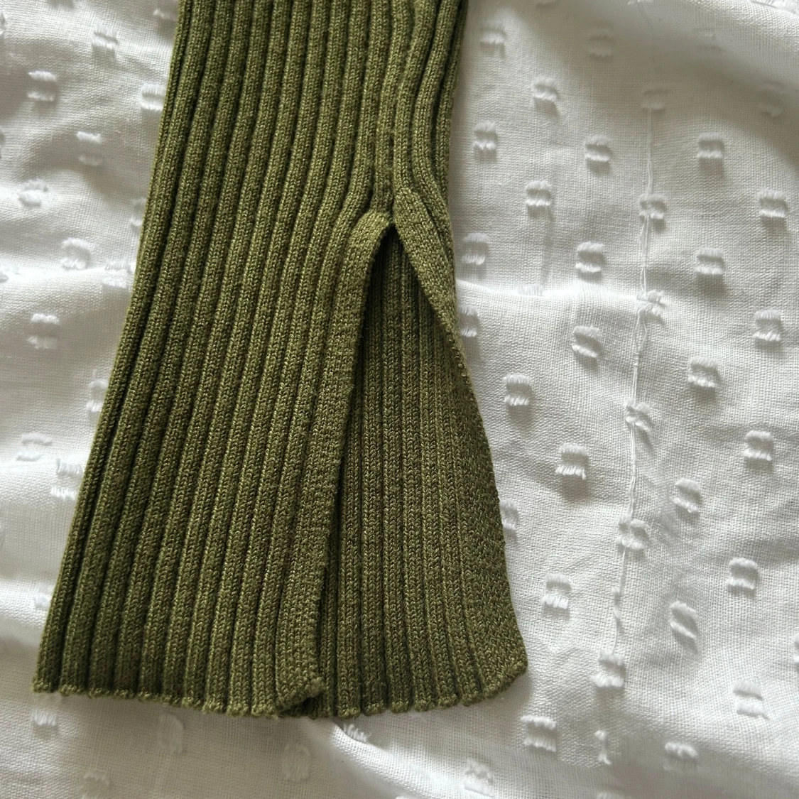 Olivgrön ribbad tröja med hög krage - 2