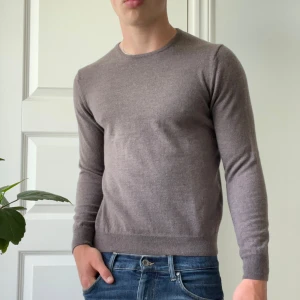 Stenströms Sweater nyskick  - Inga defekter, modellen är 180,75 kg. Skulle inte rekommendera för någon större då den nog skulle vara för liten. Modellen bär S/M. Kom med frågor! 