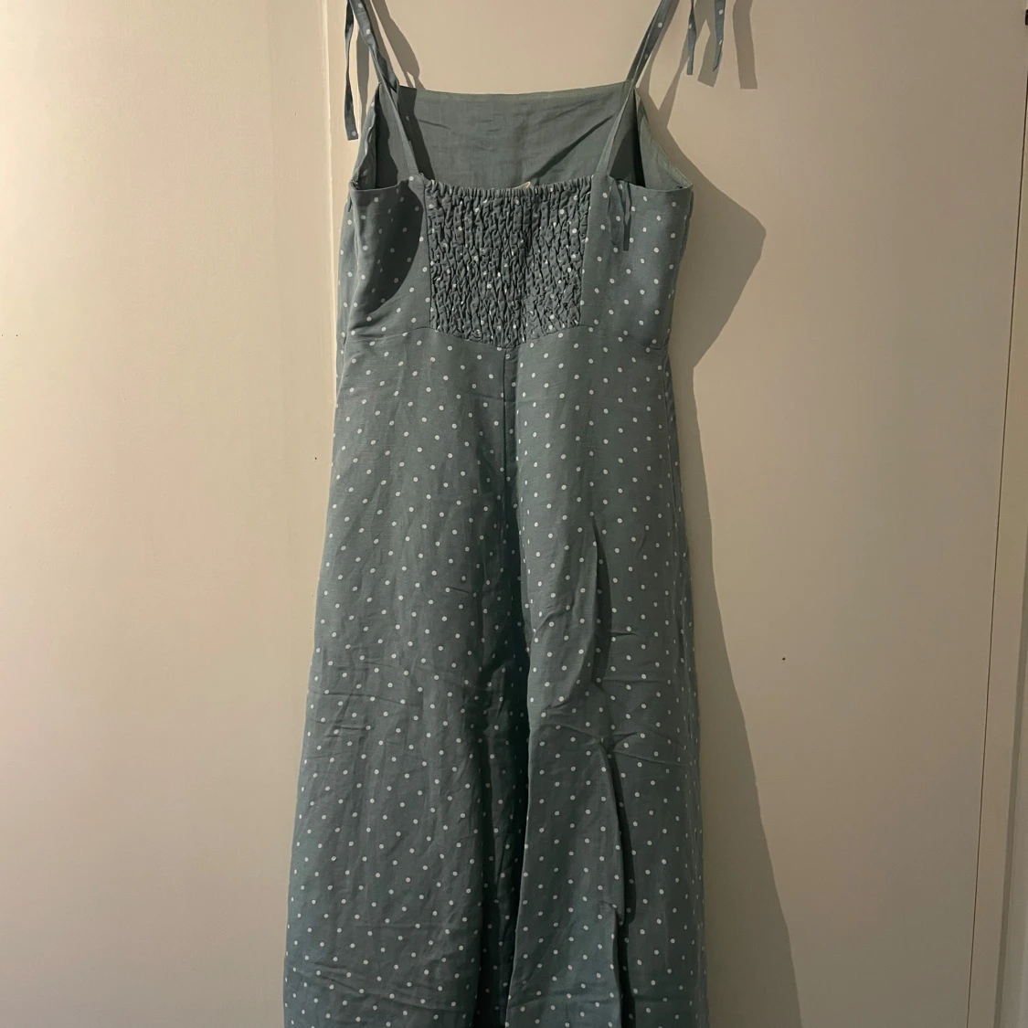 Blå prickig långklänning från Mango - 1