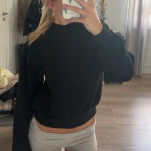 Svart sweatshirt  - Enkel svart sweatshirt från Gina Tricot, basically basics-kollektionen. Köpte förra året men har använt typ 1 gång❣️