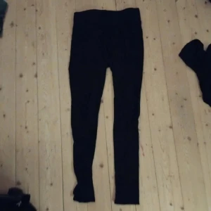 Svarta leggings med hög midja - Svarta leggings med hög midja och tight passform. Perfekta att styla med oversized tröja eller hoodie. Mjukt och stretchigt material som sitter skönt hela dagen.