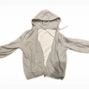 Grå hoodie med dragkedja från Weekday - Säljer en grå hoodie från Weekday i storlek M. Tröjan har huva, långa ärmar och dragkedja framtill. Tillverkad i mjuk bomullsmix som är perfekt för chill dagar. Enkel och stilren design som funkar till det mesta.