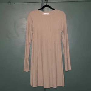 Grön ribbad klänning från Primark - Ribbad grön kortklänning från Primark med lång ärm och rund halsringning. Enkel och stilren modell i mjukt material, perfekt för dig som gillar en clean och avslappnad look. Färgen på klänningen är mest rättvis på sista bilden!