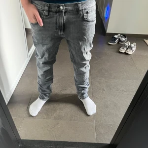 Nudie jeans  - Säljer dessa ass feta nudie jeans i storlek 33^30 . Skönt material grymt skick bara lite vit måla färg på höger ben därav priset. Ny pris runt 1800kr. Pris kan diskuteras vid snabb affär