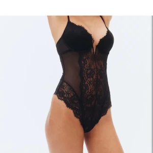 Populär spets body hm - Säljer denna populära spets bodyn från hm💗💗