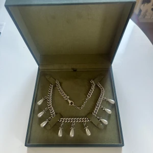 Maria Nilsdotter Chunky chain pearls necklace - Säljer mitt Chunky chain pearls necklace från Maria Nilsdotter i silver. Halsbandet är i fint skick men har oxiderat lite så kan behövas putsas upp. Vid frågor är det bara att höra av sig! Nypris 9995