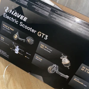 Navee Electric Scooter GT3 - Upptäck friheten med Navee GT3! El-scootern har 700W maxeffekt, stötdämpare fram och bak, 10-tums däck och Bluetooth-lås. Perfekt för dig som vill ta dig fram snabbt och smidigt i stan. Levereras med laddare och verktyg – redo för äventyr direkt ur lådan! Har bara öppnat förpackningen men inte använt den så den e splitterny. Kom privat för frågor✨