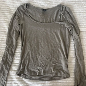 Mörk grön långärmad topp i bomull - En enkel och stilren grön långärmad topp med rundad halsringning. Tillverkad i mjuk bomull, perfekt att matcha med jeans eller kjol. Snygg basic som funkar året runt och har en smickrande passform.