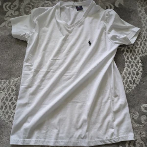Vit polo Ralph Lauren tröja  - Size M nytt skick oanvänd 