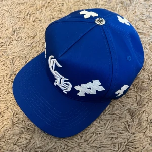 CHROME HEARTS KEPS  - hej, säljer denna chrome hearts keps. kepsen är i nyskick och i väldigt bra kvalite! Hör av dig vid fler frågor!