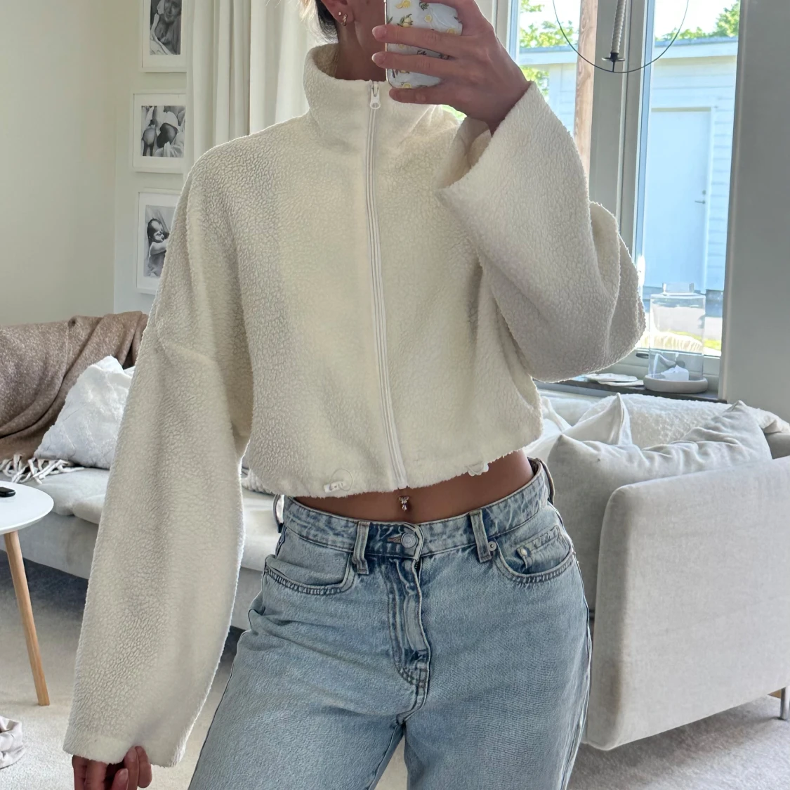 Vit teddyjacka från SHEIN, croppad