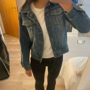 Jeansjacka  - Supersnygg jeansjacka från h&m✨ Superbra skick Storlek 152 men passar som xs.  Hör av dig om du har några funderingar 🥰