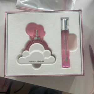 Ariana Grande Cloud Pink parfymset - parfym set från ariana grande, de är använda men mer än hälften kvar! Ny pris 500kr, box följer med! 