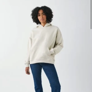 Beige hoodie från Gina - Beige godis från Gina Tricot, sparsamt använd och inga defekter. Tröjan har en avslappnad passform och är tillverkad i mjuk bomullsmix.