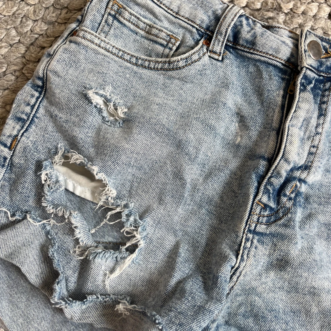 Ljusa slitna jeansshorts från H&M - 1