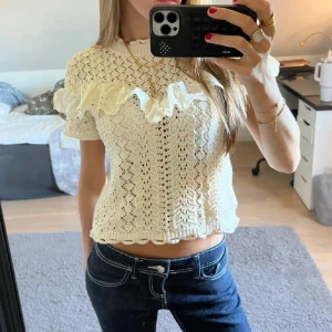 Vit stickad blus med volang - slutsåld stickad blus från zara. säljer för den är för liten