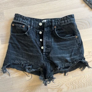 Zara shorts - Svarta Zara shorts, säljer då dom tyvärr blivit för små, storlek 34 men skulle säga lite mindre 🫶❣️