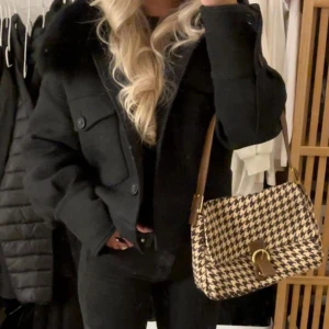Svart meotine jacka - Svart meotine jacka/ kort kappa. Jätte fin till både hösten, vintern och våren. Använd en höst. Inte mycket slutningar pch i jätte fint skick fortfarande. Ser ny ut. Ny kostar den 3000kr. Mitt pris 1500kr, men det går att diskutera vid snabb affär💕🎀