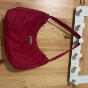 Axel väska - Snygg väska, använt 2gånger men har en 2 små svarta prickar som syns på andra bilden. 