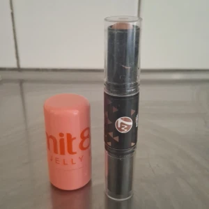 Peachig jelly blush stick från Hit8 - Säljer en jelly blush stick från Hit8 i en peachig ton. Kommer i en söt, rundad förpackning i korallrosa plast med orange text. Perfekt för att ge kinderna en fräsch och naturlig glow. Enkel att applicera direkt på huden tack vare stickformatet.