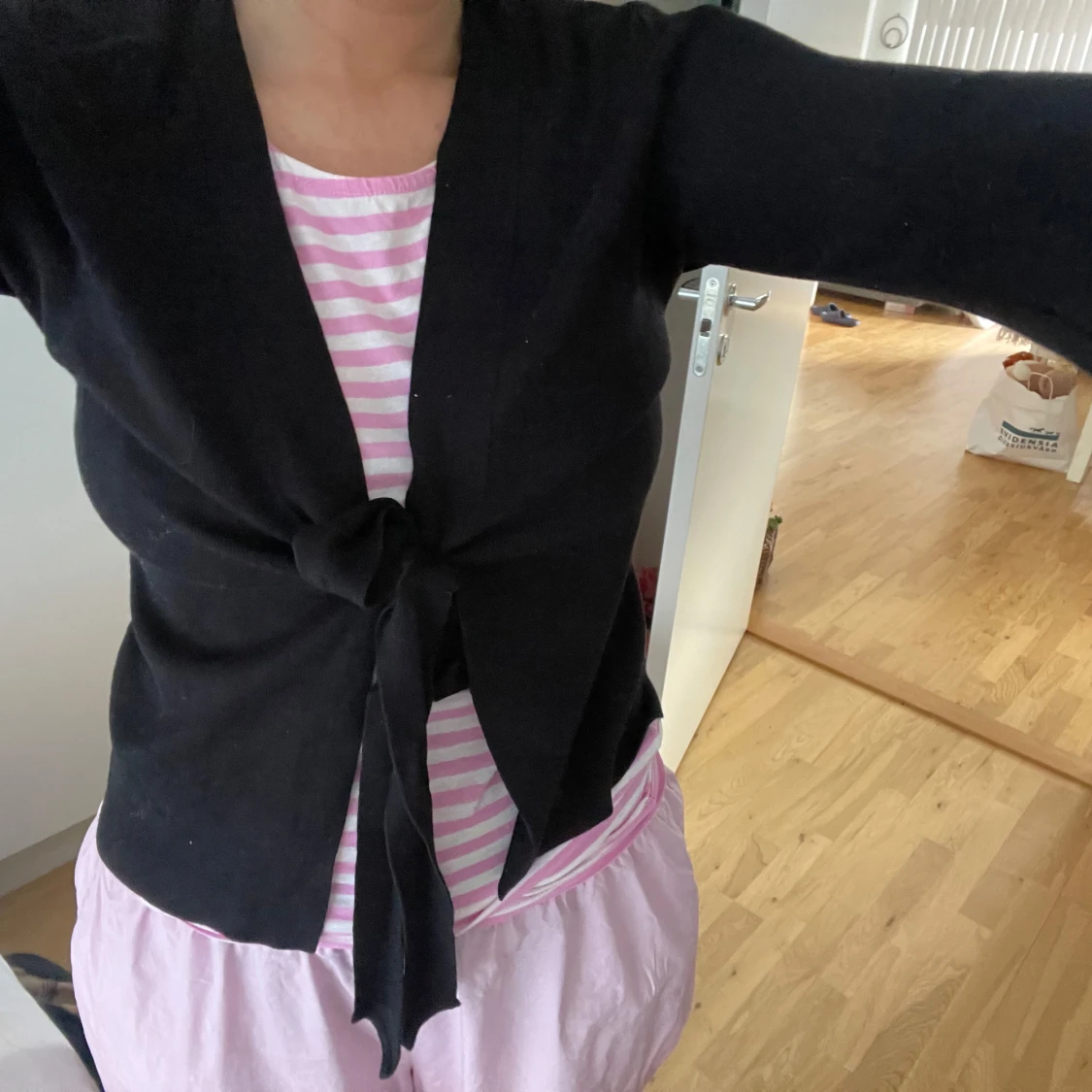 Svart kofta med knyt framtill