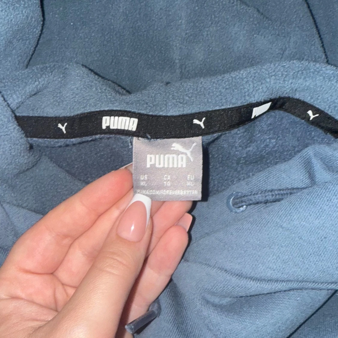 Blå hoodie från Puma med logga