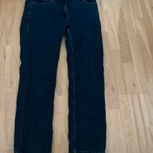 Jeans med detaljer på fickorna - Mer som en L