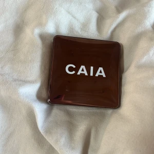 CAIA glow bronzer  - Caia glow bronzer i färgen antigua. Använd men väldigt mycket kvar, nypris 395kr🤎