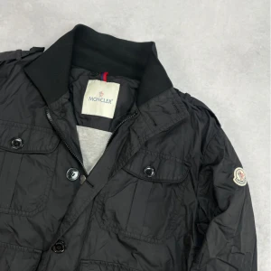 Moncler field jacket - – Condition: 9/10  - Size: 5/XXL but fits like L  – Retail price: 10 000 + SEK  Please note that Moncler runs small, we recommend going up one size from your usual size.  