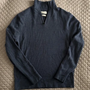  Merinoull half zip - Blå half-zip från These Glory Days i 100% merinoull. Storlek M men är mer som en S.Funkar även för XS, öppen för prisförslag!