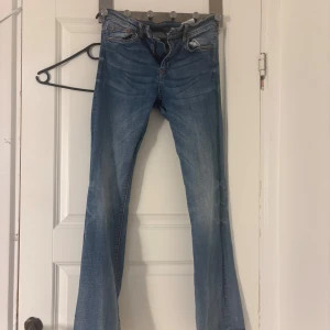 Blå bootcut jeans från H&M  - Blå bootcut jeans med halv låg midja/medium Rise 🥴🌻
