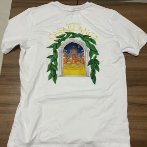 Vit Casablanca T-shirt - Helt ny Casablanca T-shirt, i storlek M. Säljer tröjan då den inte passar mig, vid snabb affär kan priset diskuteras