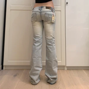 Lågmidjade bootcut jeans  - Midja 38 cm rakt över, innerben 88 och gren 19 cm jae 169 för referens💕 ej stretchiga. Säljer då de är för långa i benen för mig, har knappt kommit till användning på senaste och köptes för någon månad sedan här på plick🩷