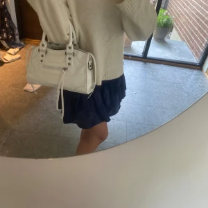 Mörkblå volangkjol med resårmidja - Supersöt mörkblå kortkjol med volanger och bred smockad resår i midjan. Kjolen är köpt på en marknad i Spanien för 2 år sedan, men varsamt använd. Passar en xs🫶🏼