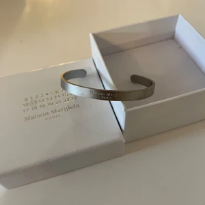 MAISON MARGIELA ARMBAND  - Hej, säljer detta armband ifrån maison margiela, det är i 925 och har en väldigt stilren look med en matt finish. 