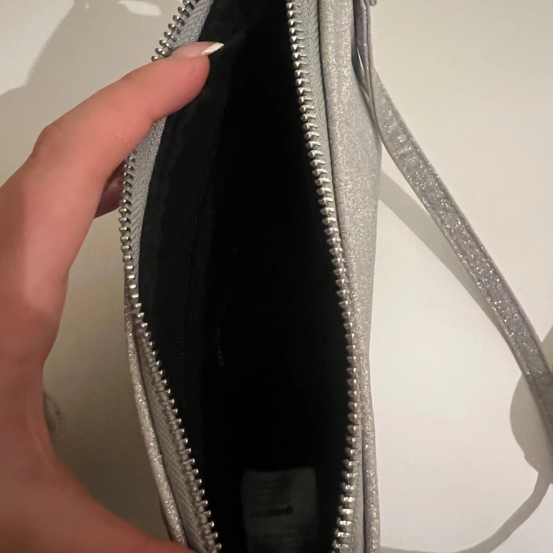 Glittrig silver axelväska - 1