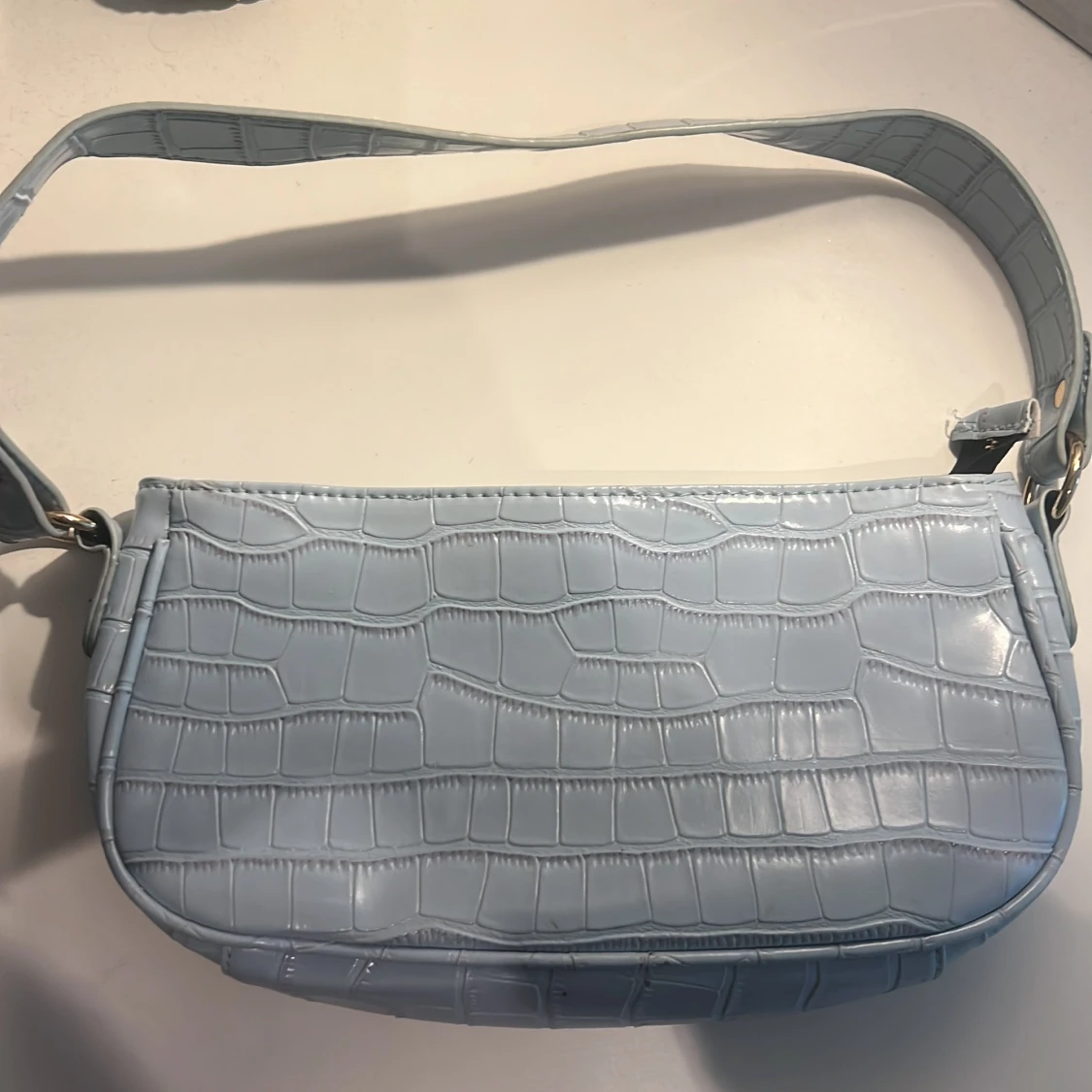 Ljusblå axelväska i crocopräglat skinn - 2