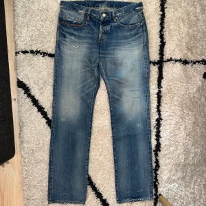 Hysteric glamour jeans - Tjena tjena, säljer dessa riktigt feta hysteric glamour jeans i fint skick om man tänker på hur gamla dem är. Dem har ett märke på bak fickan av en plånbok men det bara adds to the character imo. Dem är i storlek 32 men håll er till måtten så det blir rätt, för japanerna är lite mindre ofta.                           MÅTT: midja: 41,5cm. Lår: 25cm. Innerbenslängd: 81,5cm. Ytterbenslängd: 101. Benöppning: 19cm. Skicka om ni har några funderingar ❤️🙏