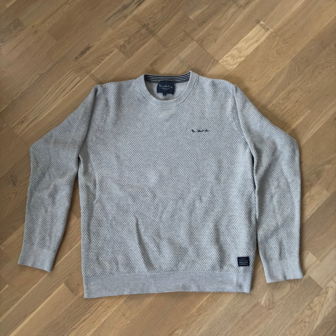 Ljusgrå stickad tröja från Bondelid