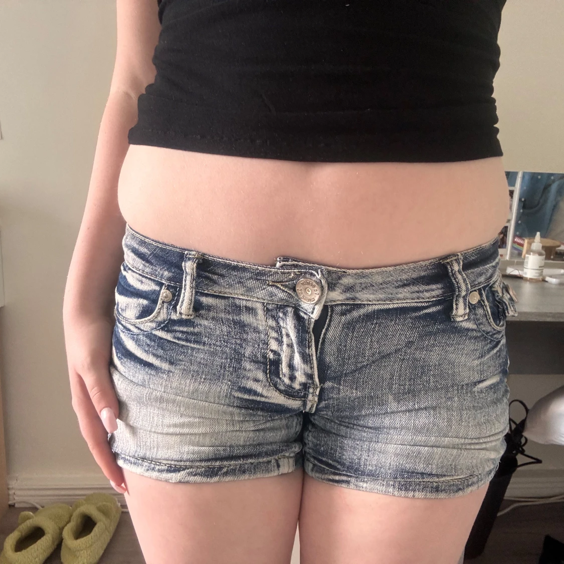 Lågmidjade jeansshorts med broderi - 1