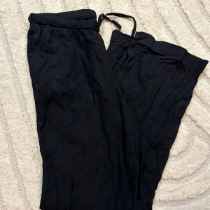 Svarta linnebyxor från BikBok - Svarta linnebyxor från BikBok i storlek S som tyvärr är för små för mig! Använda fåtal gånger och upplevs inte som genomskinliga🖤