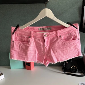 Rosa jeansshorts med fransig kant - Snygga rosa jeansshorts från Denim Co. Shortsen är låg midjad storlek 40 men det är mindre än vanligt så tycker det är mer som 38