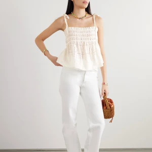 Vit broderad linnetopp med knytband - Supersöt vit linnetopp med broderade detaljer och fyrkantig halsringning. Toppen har smock upptill och knytbara axelband för en personlig touch. Luftig och flowy passform, perfekt för varma dagar. Broderade hålmönster ger en romantisk vibe. Från Ganni, nypris 2500, mitt pris 1000