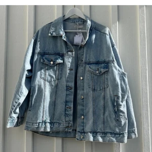 Oversized ljusblå jeansjacka från Gina Tricot - Jeansjacka med så fin tvätt, aldrig använd med lappar kvar🥰Oversized modell och så fin! 