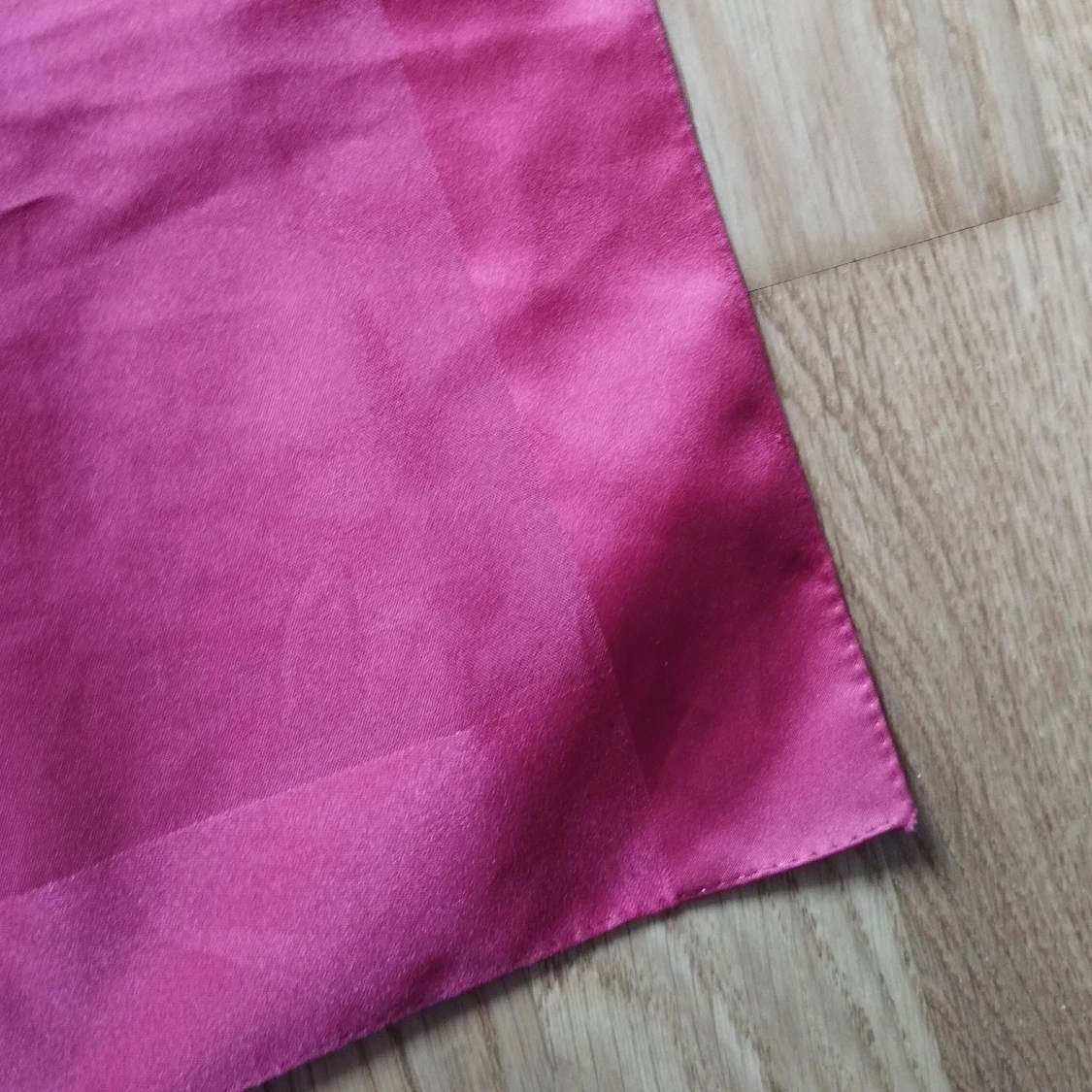 Ceris fyrkantig halsduk i satin - 1